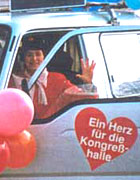 11. 11. 2000 - Faschingsauftakt - Auftritt von Gudrun Neumann auf der Bühne vor dem alten Rathaus mit einem selbstgemachten Gedicht über die "Kongreßhalle Leipzig". 